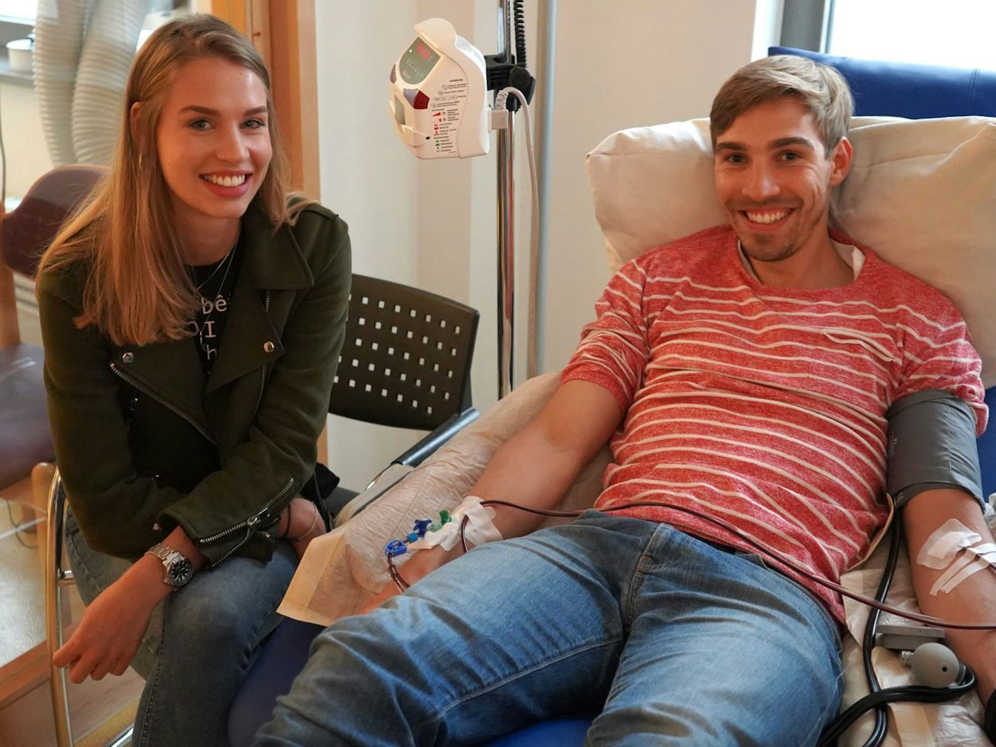 Die Geschwister Max und Luisa aus Köln bei der Abgabe der Stammzellen im Krankenhaus.