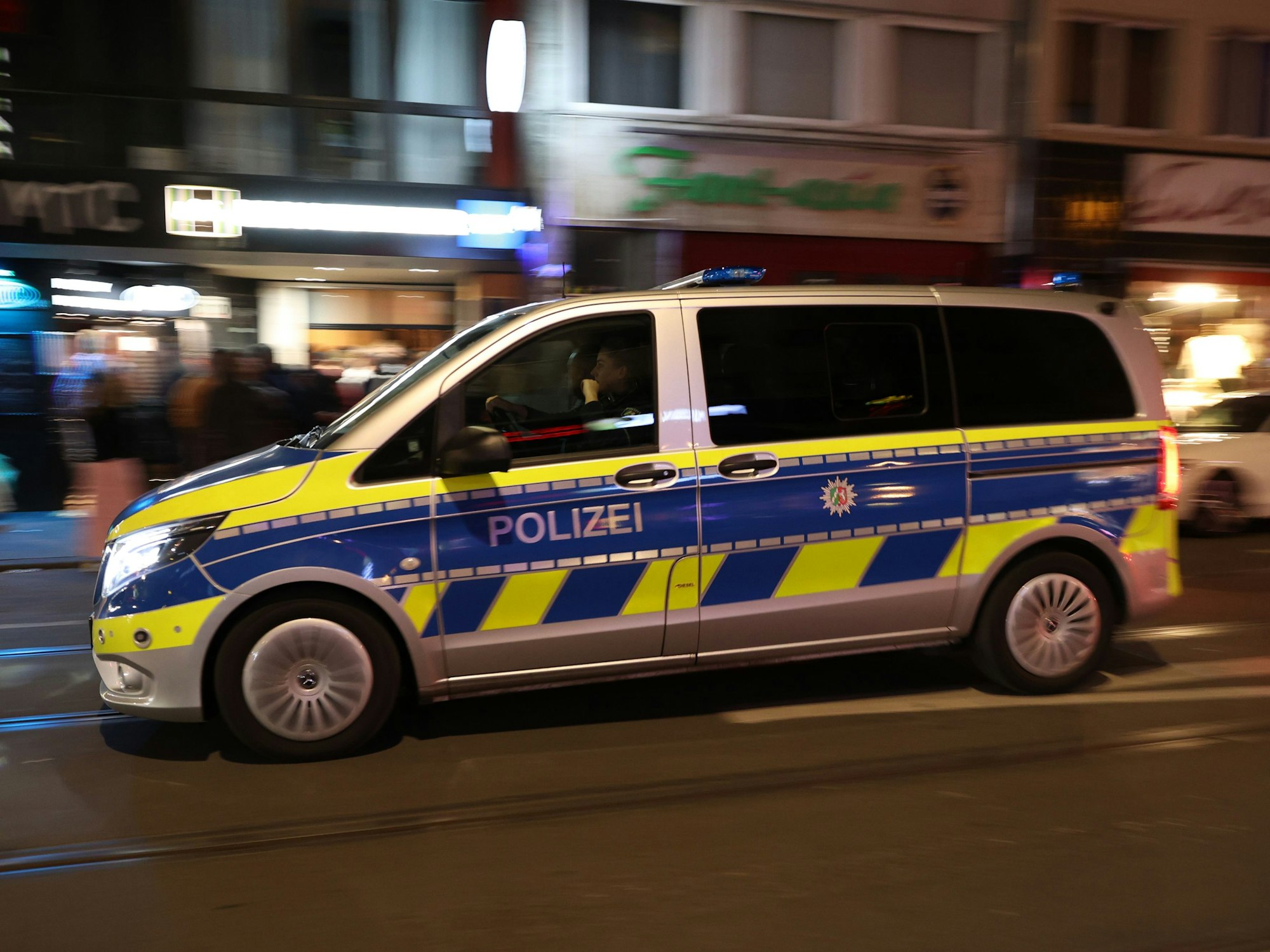Ein Polizei-Einsatzwagen fährt über die Zülpicher Straße.