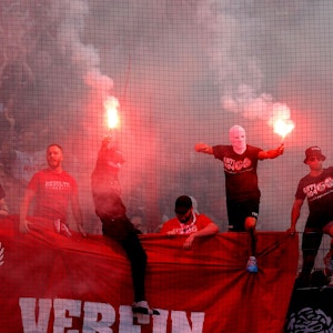 Die Fans des 1. FC Köln zünden Pyrotechnik, hier im Heimspiel gegen Schalke 04 am 7. August 2022.