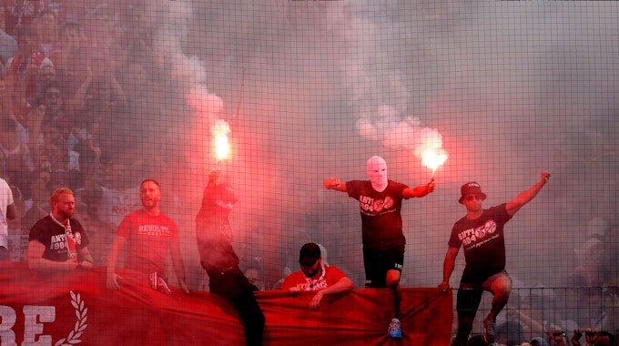 Die Fans des 1. FC Köln zünden Pyrotechnik, hier im Heimspiel gegen Schalke 04 am 7. August 2022.