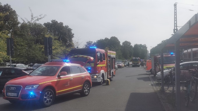 Einsatzfahrzeuge von Rettungsdienst, Feuerwehr und Polizei stehen am Eitorfer Bahnhof.