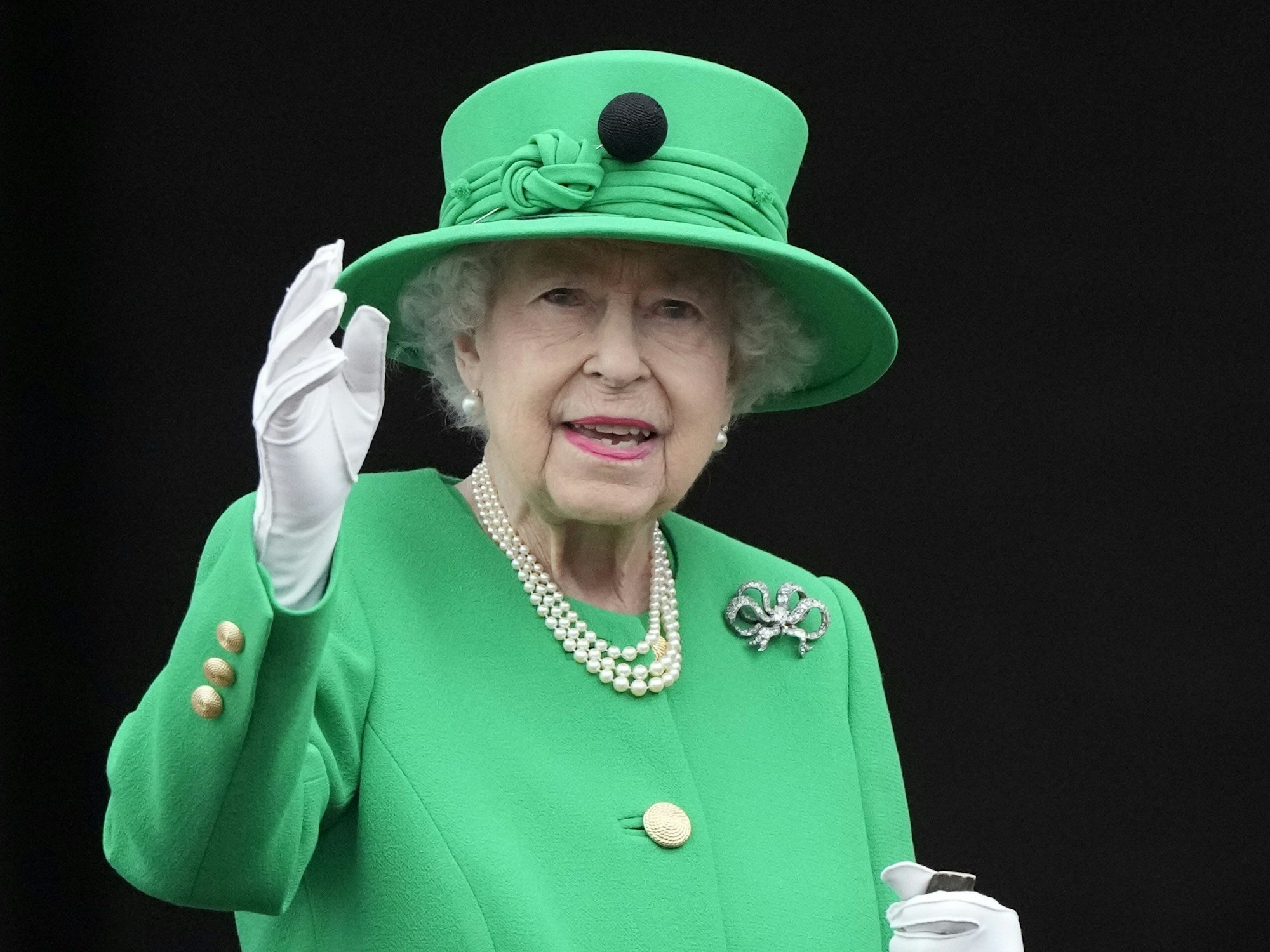 Die britische Königin Elizabeth II. steht auf dem Balkon des Buckingham Palace.