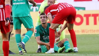 Florian Neuhaus (Mitte) von Borussia Mönchengladbach hat sich im Spiel beim SC Freiburg am Sonntag (11. September 2022) eine Verletzung im Knie zugezogen.