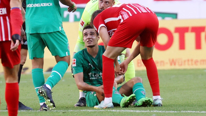 Florian Neuhaus (Mitte) von Borussia Mönchengladbach hat sich im Spiel beim SC Freiburg am Sonntag (11. September 2022) eine Verletzung im Knie zugezogen.