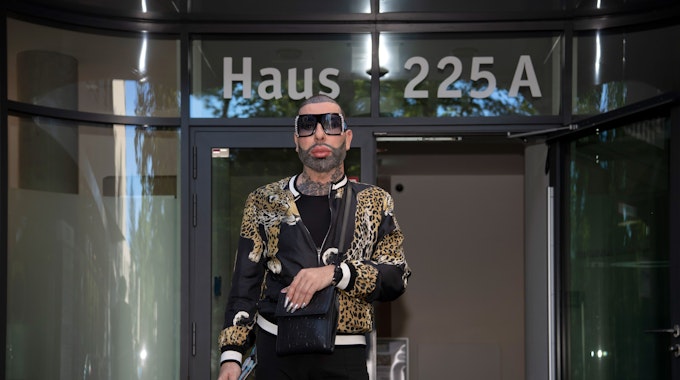 Modeschöpfer Harald Glööckler steht am 12.09.2022 vor einem Ärztehaus an der Clayallee. Dort lässt er sich wegen eines Bandscheibenvorfalls behandeln.