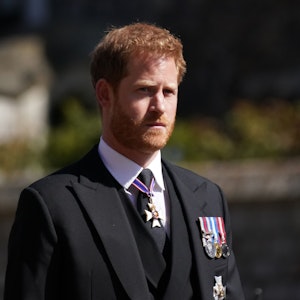 Prinz Harry, der den Hausorden Royal Victorian Order, sowie Gold- und Diamantenmedaillen aus Anlass des goldenen bzw diamanten Thronjubiläums der Königin trägt, nimmt an der Prozession auf Schloss Windsor teil.