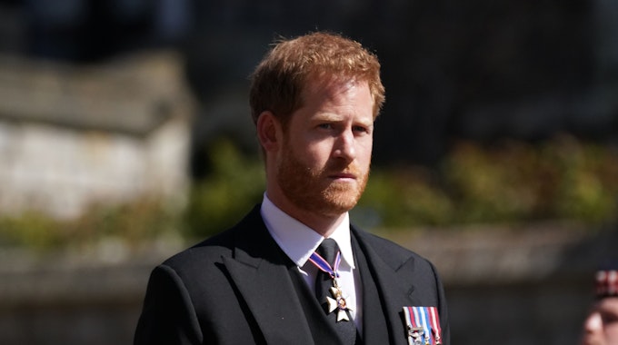 Prinz Harry, der den Hausorden Royal Victorian Order, sowie Gold- und Diamantenmedaillen aus Anlass des goldenen bzw diamanten Thronjubiläums der Königin trägt, nimmt an der Prozession auf Schloss Windsor teil.