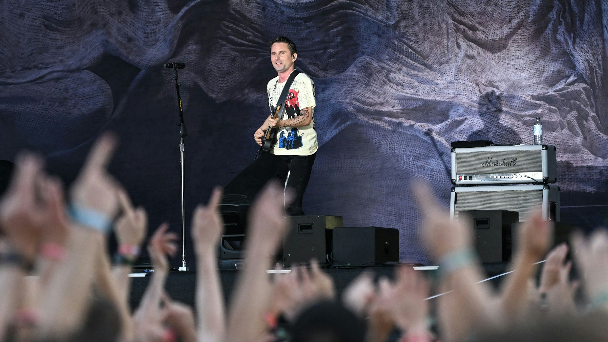 Der Sänger Matthew Bellamy der britischen Band Muse steht beim Tempelhof-Sounds Festival auf dem Gelände des ehemaligen Flughafens Berlin-Tempelhof auf der Bühne.