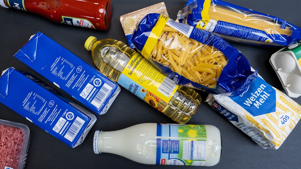 Lebensmittel, darunter Sonnenblumenöl und Getreideprodukte, liegen in einem Supermarkt in Leipzig an der Kasse auf dem Band.