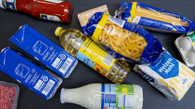 Lebensmittel, darunter Sonnenblumenöl und Getreideprodukte, liegen in einem Supermarkt in Leipzig an der Kasse auf dem Band.&nbsp;