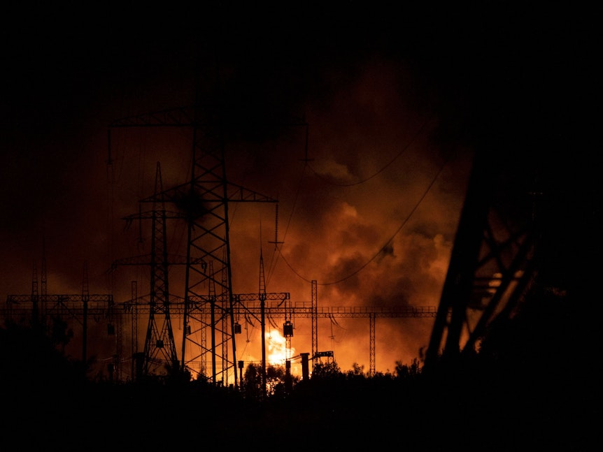 Flammen in einem ukrainischen Kraftwerk. Die Region Kharkiv war am 11. September 2022 ohne Strom.