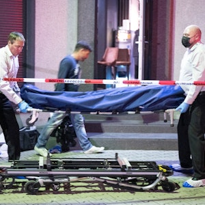 Bestatter tragen die Leiche eines Opfers aus einer Bar in Offenbach.