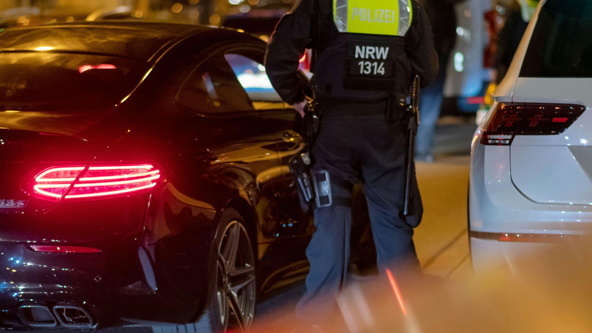 Einsatzkräfte der Polizei bei einer Fahrzeugkontrolle am 2. April 2021 in Dortmund. Vergangenen Freitag wurde ein gesuchter Verdächtiger bei einer Kontrolle auf der A64 festgenommen. Der Mann wurde seit 20 Jahren gesucht.
