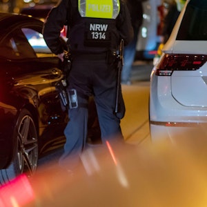 Einsatzkräfte der Polizei bei einer Fahrzeugkontrolle am 2. April 2021 in Dortmund. Vergangenen Freitag wurde ein gesuchter Verdächtiger bei einer Kontrolle auf der A64 festgenommen. Der Mann wurde seit 20 Jahren gesucht.