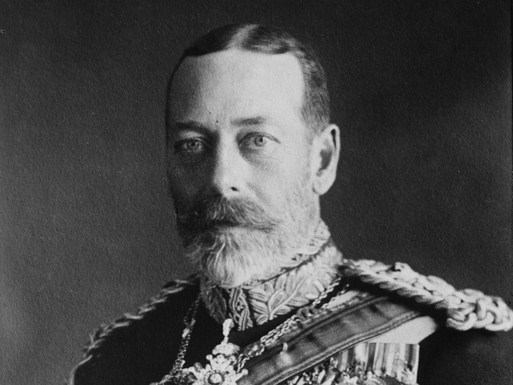 König George V. von England trägt auf einem Foto aus dem Jahr 1923 eine Uniform mit Orden und Auszeichnungen.