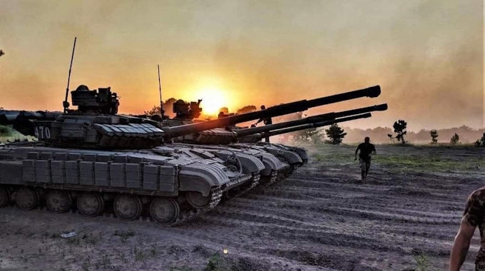 Dieses vom ukrainischen Verteidigungsministerium am 12. September 2022 veröffentlichte Bild zeigt eine Panzerkolonne der ukrainischen Armee während einer Gegenoffensive. Wo das Bild genau entstanden ist, ist unklar.