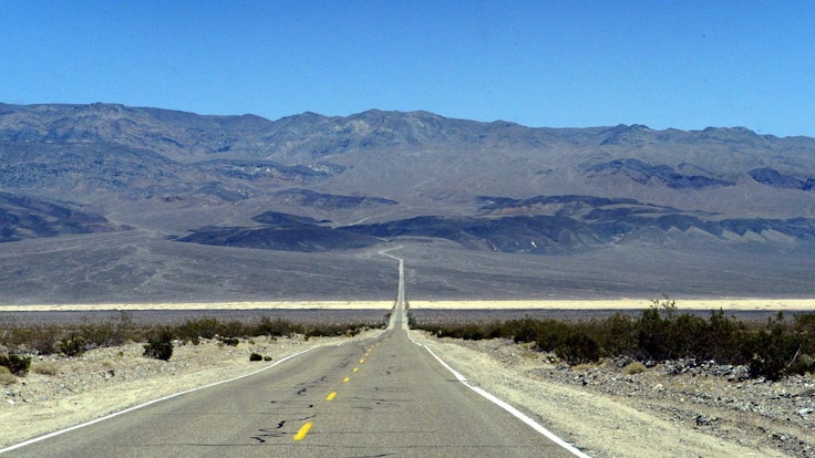 Dieses Archivbild vom 24. Juli 2004 zeigt einen Highway im Death Valley. Das Tal ist der im Sommer heißeste Ort der Erde und der trockenste Nordamerikas.