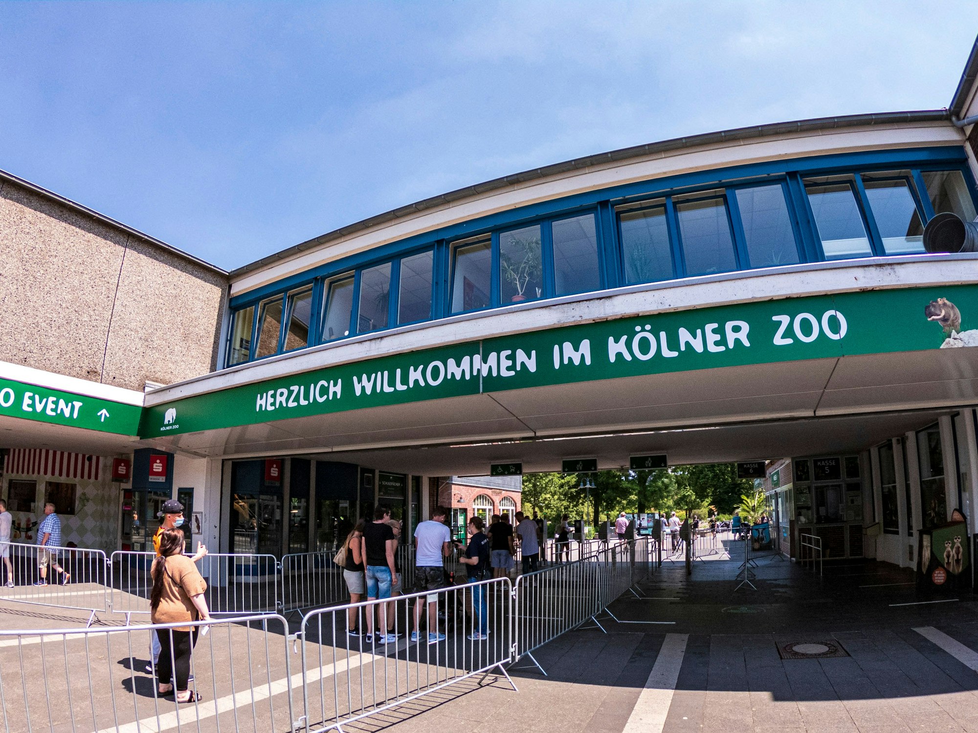 Menschen stehen am Eingang des Kölner Zoos an.
