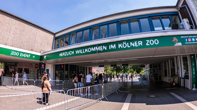 Menschen stehen am Eingang des Kölner Zoos an.