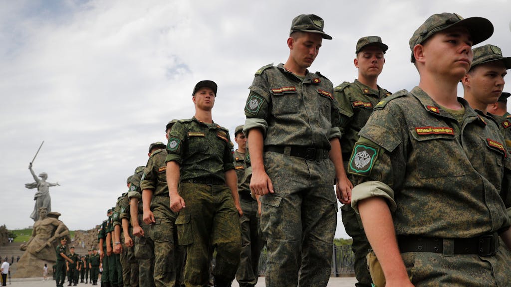 Soldaten der russischen Armee marschieren im JUli 2022 in Wolgograd: Die russische Führung widerspricht Gerüchten, sie plane eine Generalmobilmachung der Streitkräfte.