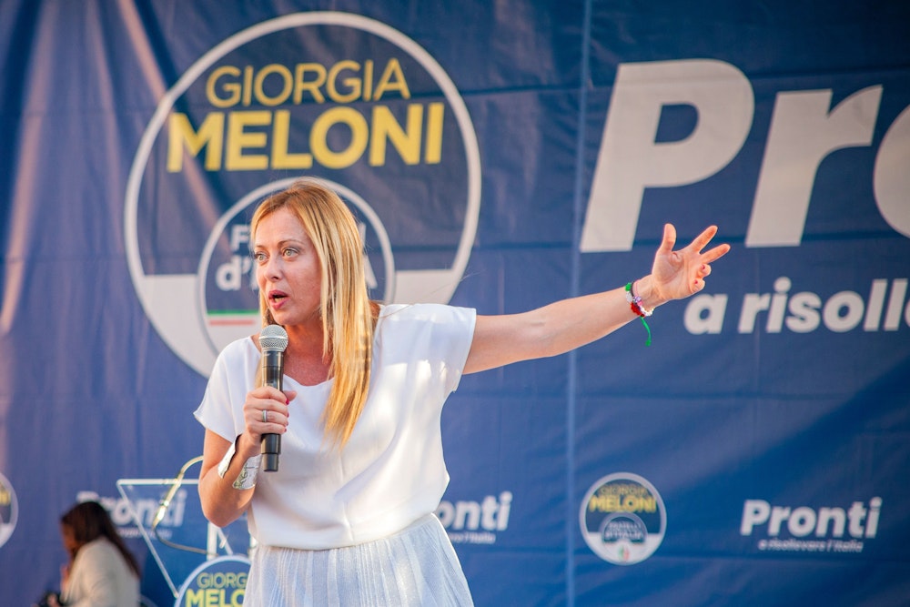 Giorgia Meloni, Vorsitzende der rechtsextremen Partei Fratelli d'Italia, spricht bei einer Wahlkampfveranstaltung auf dem Domplatz.
