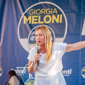 Giorgia Meloni, Vorsitzende der rechtsextremen Partei Fratelli d'Italia, spricht bei einer Wahlkampfveranstaltung auf dem Domplatz.
