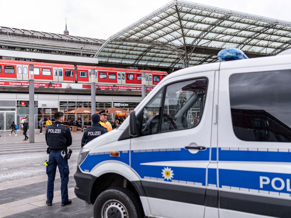 Bundespolizisten stehen vor dem Kölner Hauptbahnhof.