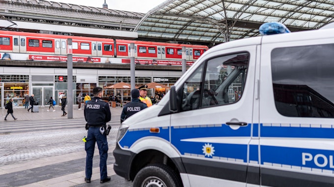 Bundespolizisten stehen vor dem Kölner Hauptbahnhof.