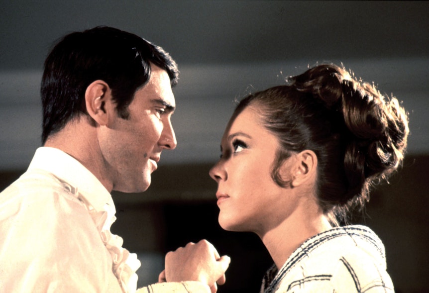 Die „gute alte Zeit“? Im Bond-Klassiker „Geheimdienst Ihrer Majestät“ (1969), spielte George Lazenby den berühmtesten Geheimagenten der Kinowelt. Hier zu sehen in einer Szene mit Diana Rigg als „Tracy“.
