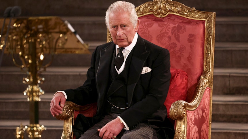 König Charles III. sitzt am 12. September 2022 in der Westminster Hall in London. Auffallend sind seine rot geschwollenen Hände.