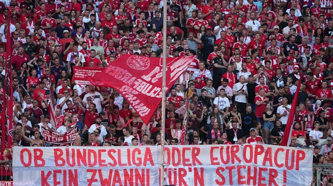 Fans des FC Bayern haben ein Transparent mit der Aufschrift "Ob Bundesliga oder Europacup, kein Zwanni für'n Steher!" am Zaun aufgehängt.
