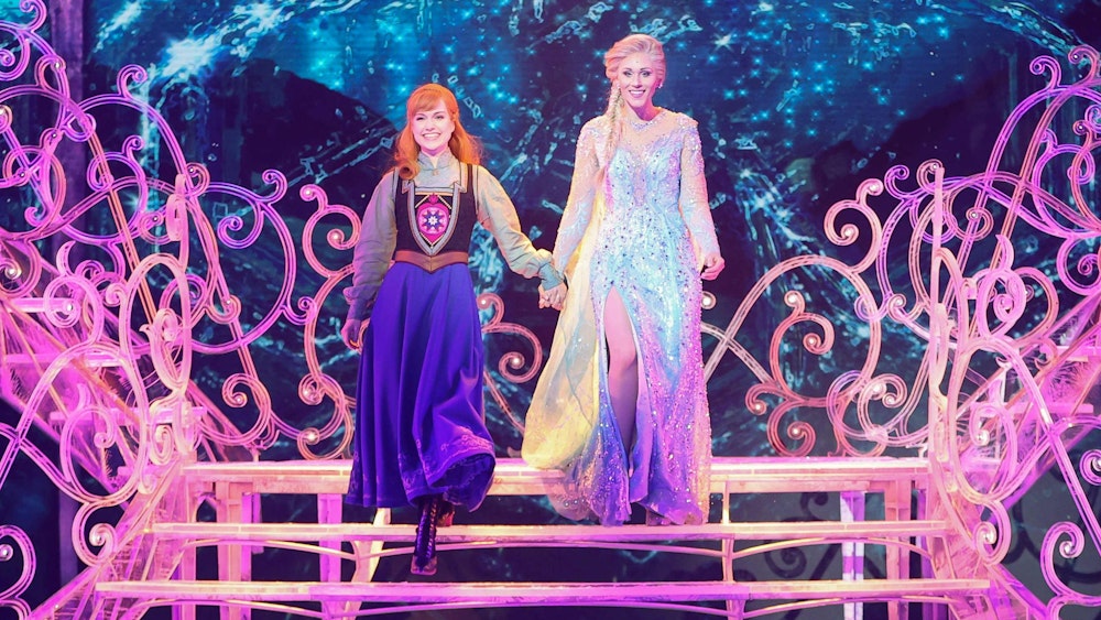 Sabrina Weckerlin (als Eiskönigin Elsa, rechts), und Celena Pieper (als Anna, links) stehen nach der Deutschlandpremiere des Disney-Musicals „Die Eiskönigin“ im November 2021 im Stage Theater an der Elbe auf der Bühne.