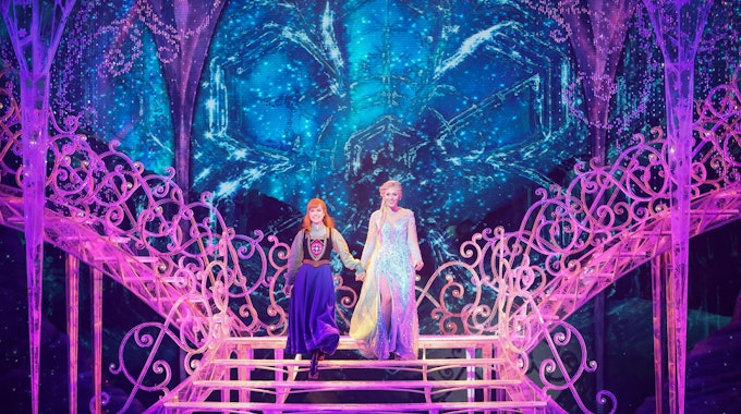 Sabrina Weckerlin (als Eiskönigin Elsa, rechts), und Celena Pieper (als Anna, links) stehen nach der Deutschlandpremiere des Disney-Musicals „Die Eiskönigin“ im November 2021  im Stage Theater an der Elbe auf der Bühne.