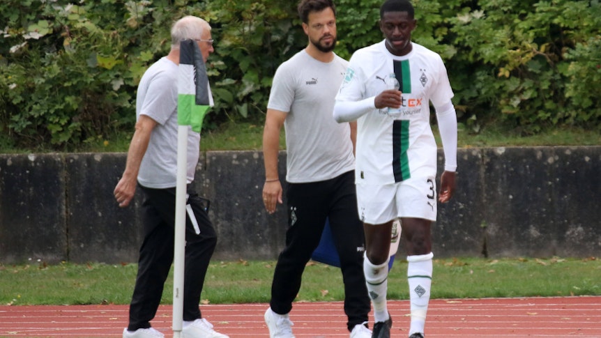 Besorgte Blicke bei Borussias U23: Mamadou Doucouré (r.) musste am Samstag (11. September 2022) beim Regionalliga-West-Match gegen die SG Wattenscheid 09 bereits nach 23 Minuten ausgewechselt werden.