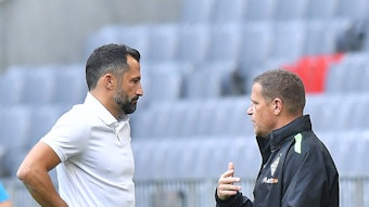Bayern-Sportvorstand Hasan Salihamidzic (l.) und Max Eberl (r.), Ex-Manager von Borussia Mönchengladbach am 28. Juli 2021 beim Testspiel zwischen Bayern München und den Fohlen.