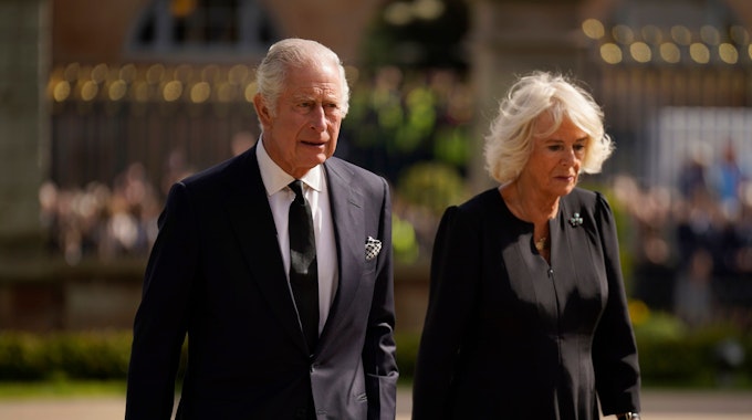 König Charles III. mit seiner Frau Camilla am 13. September 2022 vor dem Hillsborough Castle. Charles trägt einen schwarzen Anzug, Camilla ein schwarzes Kleid.