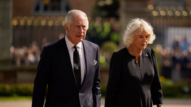 König Charles III. mit seiner Frau Camilla am 13. September 2022 vor dem Hillsborough Castle. Charles trägt einen schwarzen Anzug, Camilla ein schwarzes Kleid.