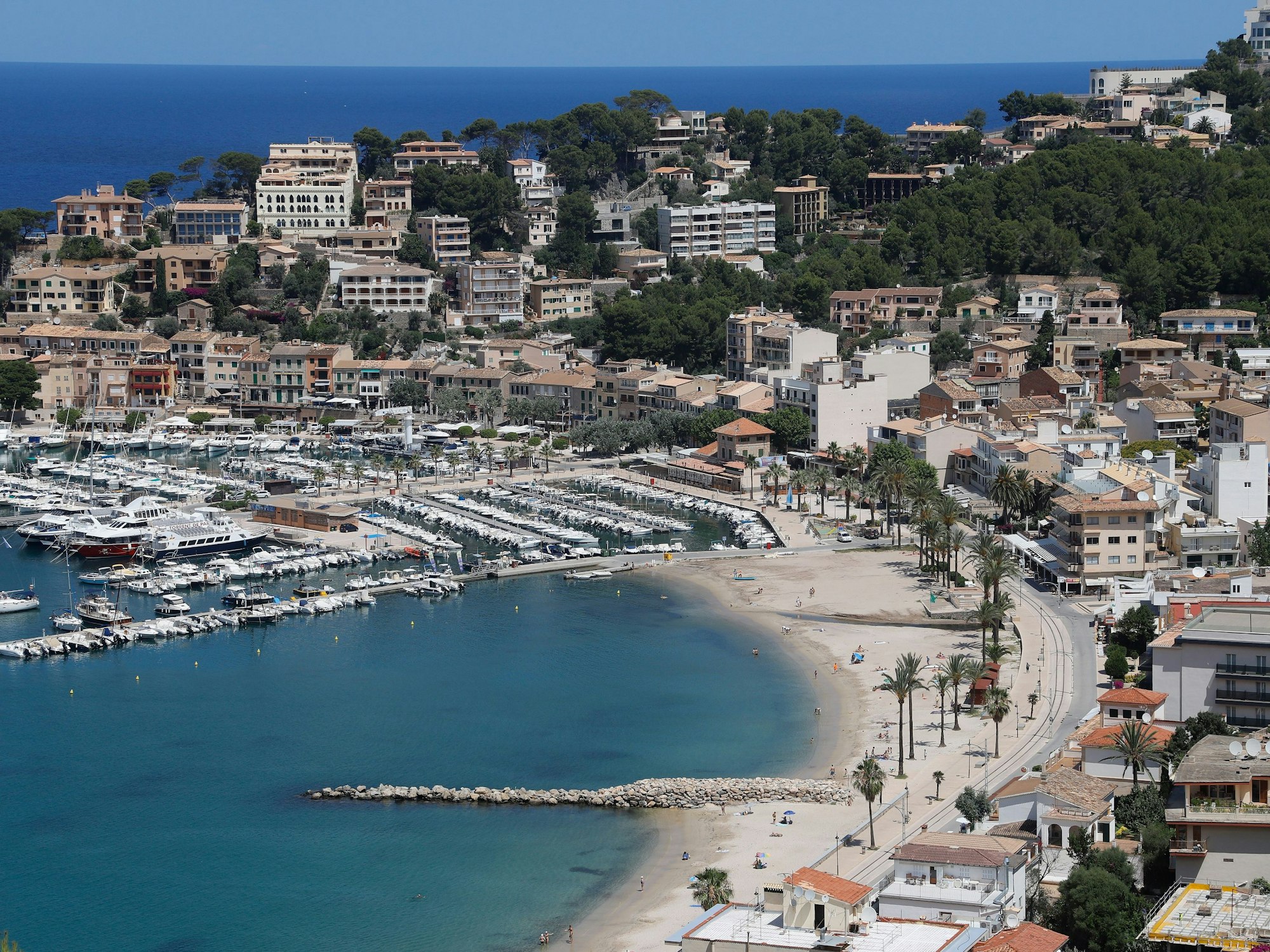Blick auf Wohnhäuser und den Strand von Port de Sóller auf Mallorca.