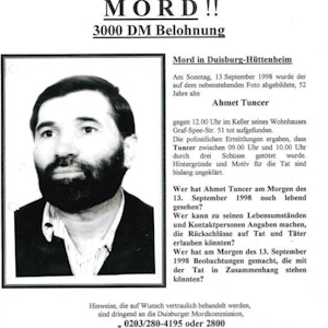 Auf einem Fahndungsplakat ist das Foto des getöteten Ahmet Tuncer, darüber die Überschrift „Mord, 3000 DM Belohnung“.