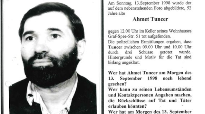 Auf einem Fahndungsplakat ist das Foto des getöteten Ahmet Tuncer, darüber die Überschrift „Mord, 3000 DM Belohnung“.