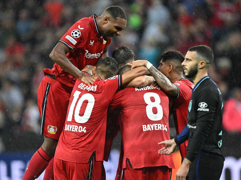 Bayer Leverkusen freut sich über einen Treffer gegen Atletico Madrid.