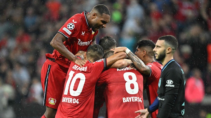 Bayer Leverkusen freut sich über einen Treffer gegen Atletico Madrid.