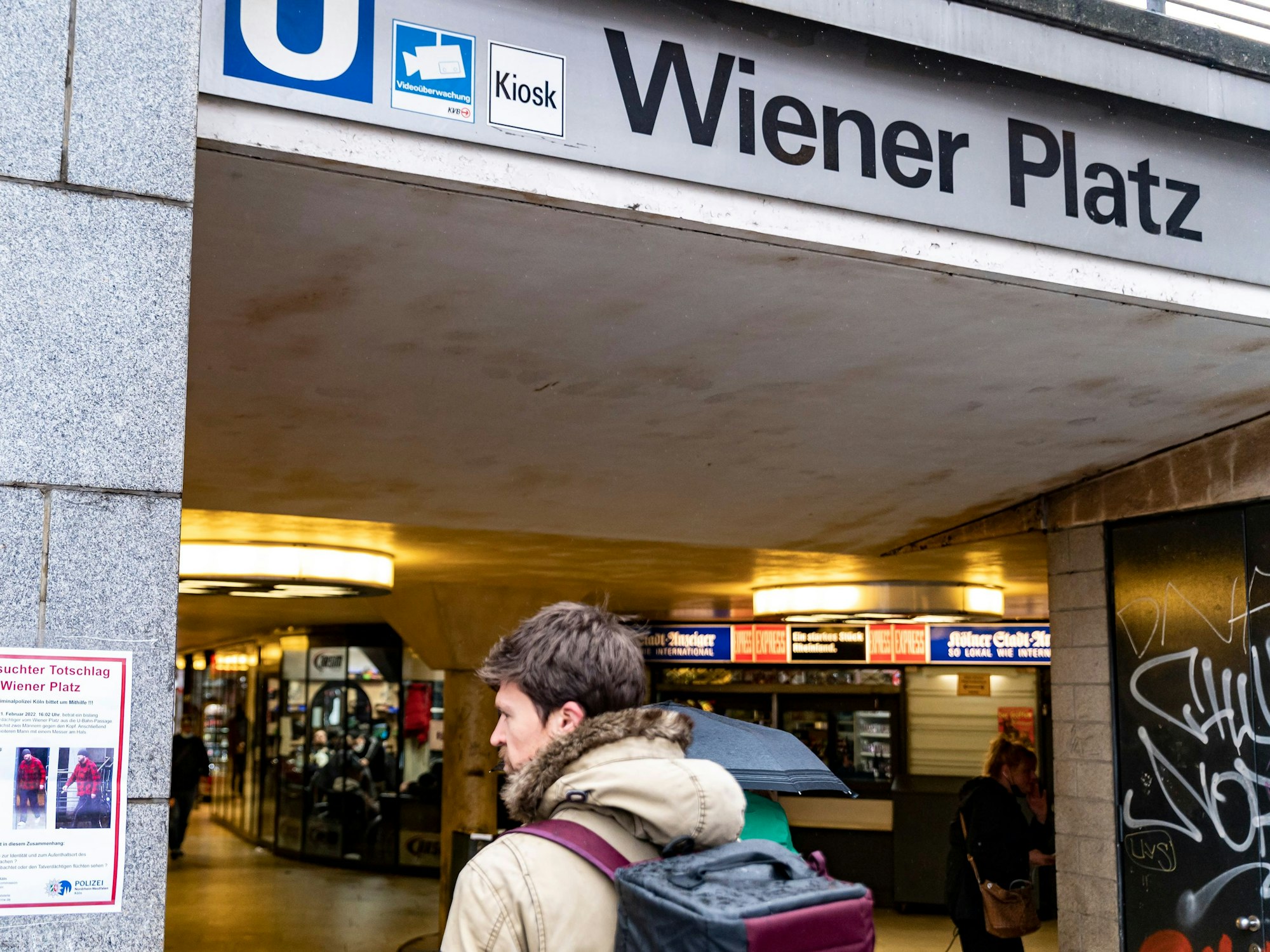 Ein Mann läuft in ins Gebäude der Haltestelle Wiener Platz hinein.