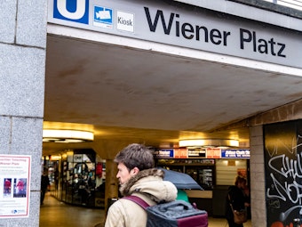 Der Eingang zur U-Bahn am Wiener Platz in Köln-Mülheim