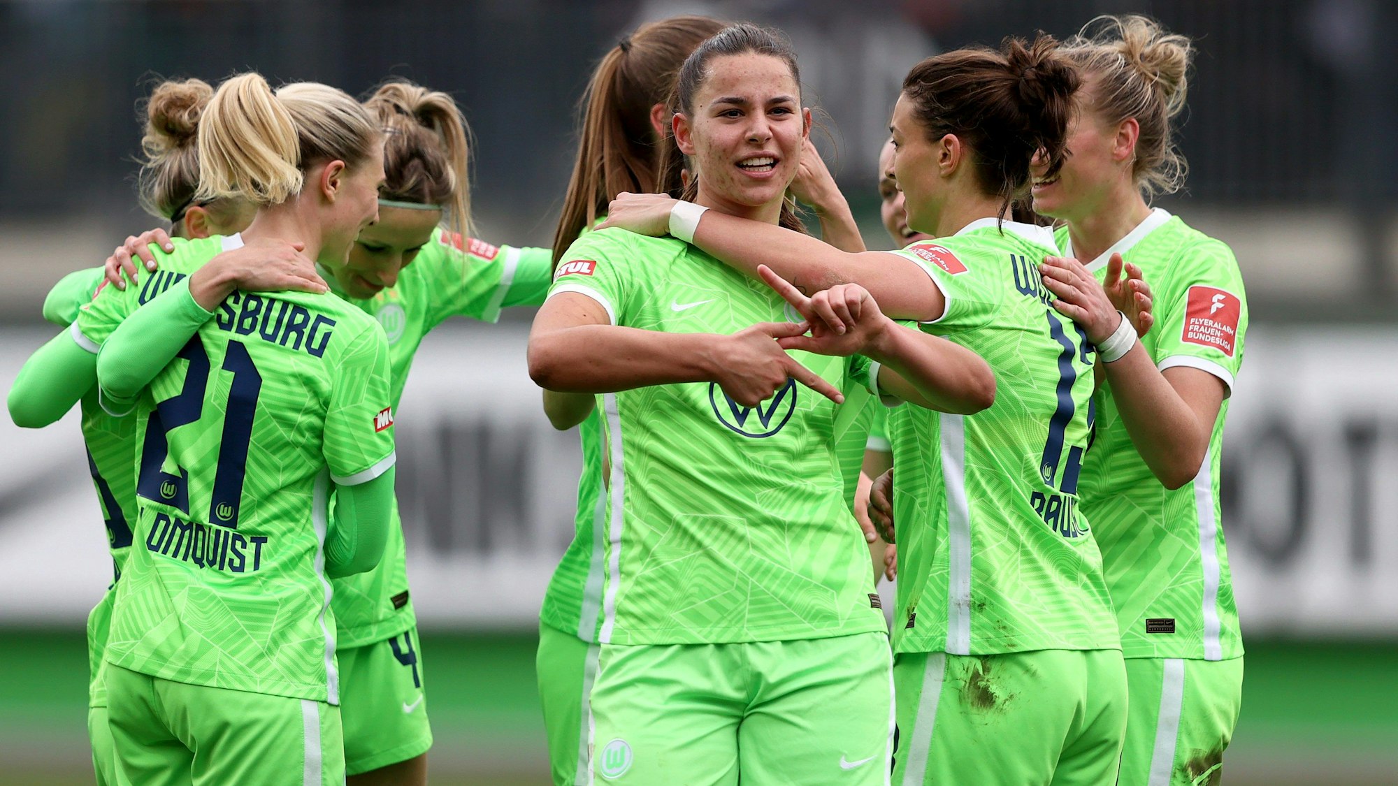 Lena Oberdorf jubelt über ein Tor des VfL Wolfsburg in der Bundesliga über den FC Bayern.