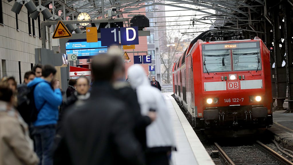 Ein Regionalexpress fährt in den Hauptbahnhof Köln ein.&nbsp;