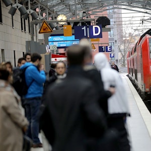 Ein Regionalexpress fährt in den Hauptbahnhof Köln ein.