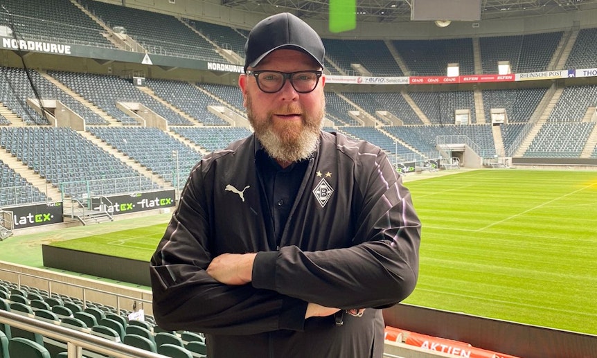 Thomas Tower Weinmann, hier im Oktober 2020 zu sehen, ist Fanbeauftragter bei Fußball-Bundesligist Borussia Mönchengladbach. Zudem ist er im Vorstand des FPMG Supporters Club aktiv. Weinmann trägt einen Bart und steht auf der Haupttribüne im Borussia-Park.