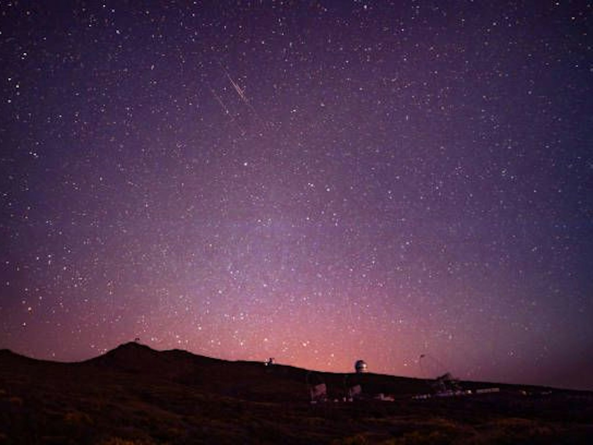 Sternenhimmel über dem Roque de los Muchachos auf der Insel La Palma (Spanien)