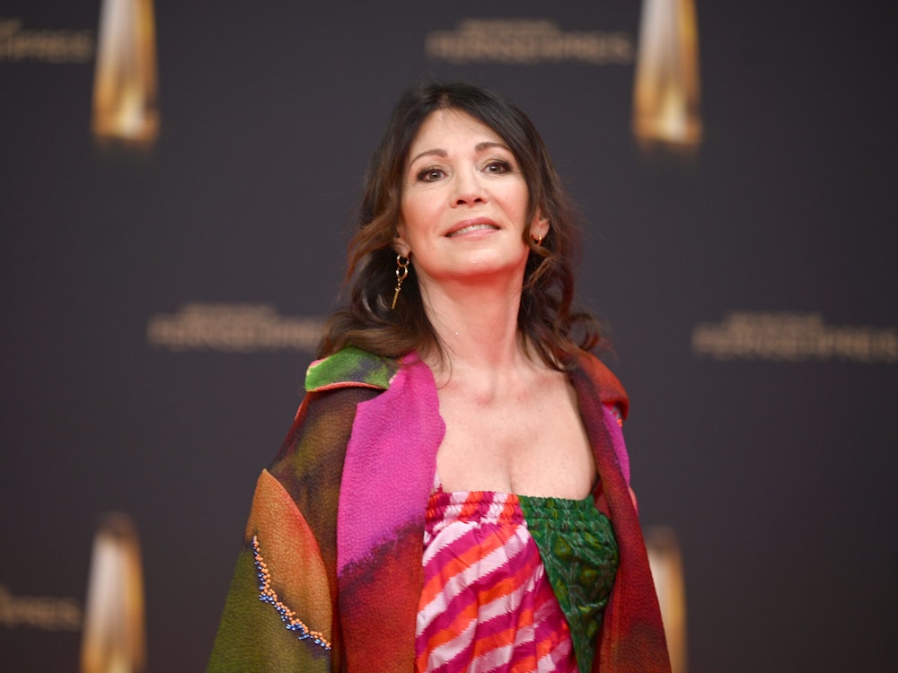Schauspielerin Iris Berben kommt zur Verleihung vom Deutschen Fernsehpreis 2022 in die MMC Studios.